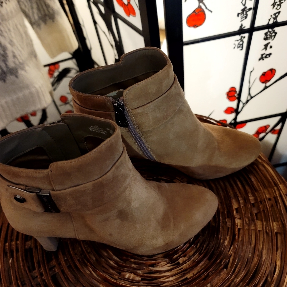 ANNE KLEIN AK7 SERNIO LEATHER FLEX ANKLE BOOTIES/SIZE 6M - Picture 9 of 9
